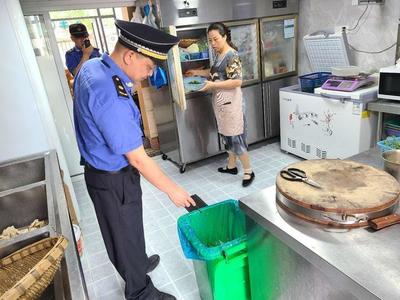 桐鄉(xiāng)鳳鳴街道專(zhuān)項(xiàng)執(zhí)法行動(dòng)引導(dǎo)市民規(guī)范垃圾分類(lèi)